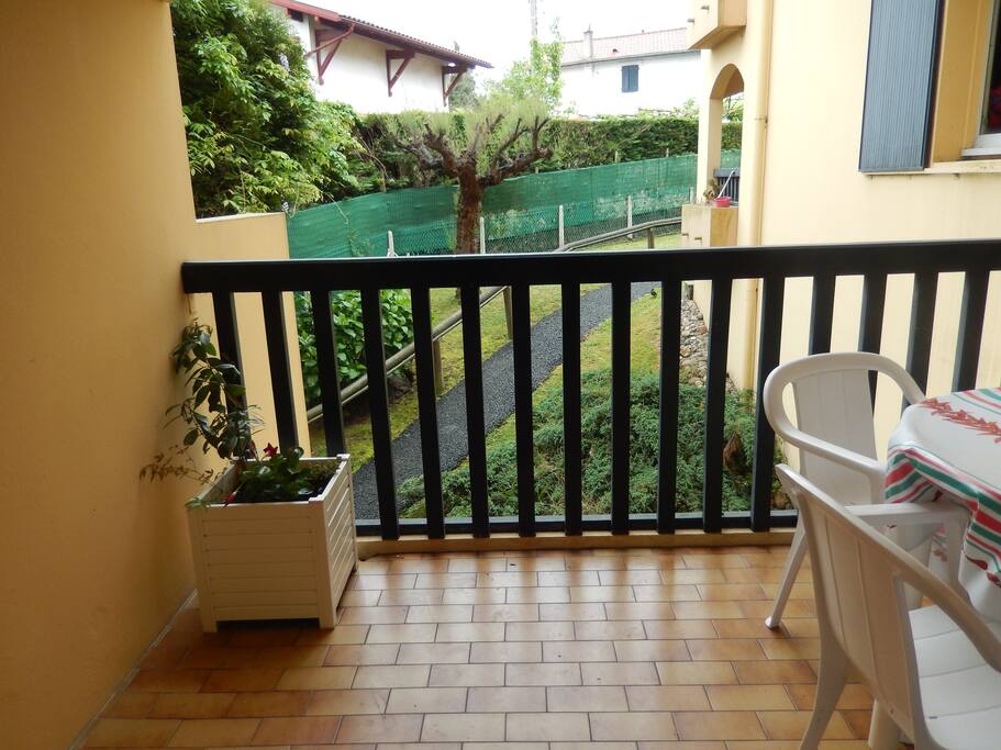 Terrasse avec table et chaises