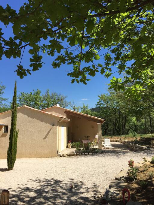 Gite indépendant avec terrasse et jardin situés plein sud