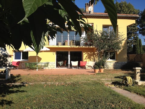 Top performing Airbnb: "Villa grenadine" in Mallemort