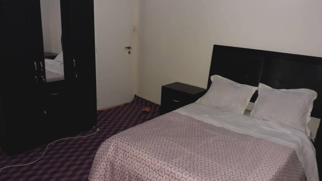 Пространи соби. Со сите удобности што ги очекувате. Со внатрешни тушеви, добро опремени. Во многу тивко право. Сѐ за да поминете пријатна ноќ 