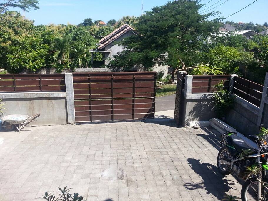 This is the pavilion, with six car spaces available and fully fenced for security. The gate is locked at night and unlocked first thing in the morning. There is access over the wall but we recommend to walk around to the Herman's front gate, for breakfast each morning, which is always left unlocked.