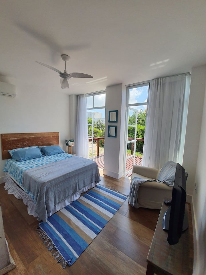 Chambre de charme avec un magnifique lit Queen Size et matelas importé Herval Vivere Écosse 

Télévision intelligente, climatisation et portes avec passage direct sur la terrasse et dans le jardin offrant une sphère harmonieuse de conforts modernes à côté du bien-être de la nature