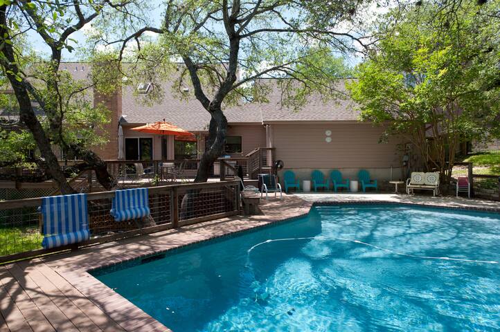 Stylish family-friendly home w/ pool and view gallery image 2