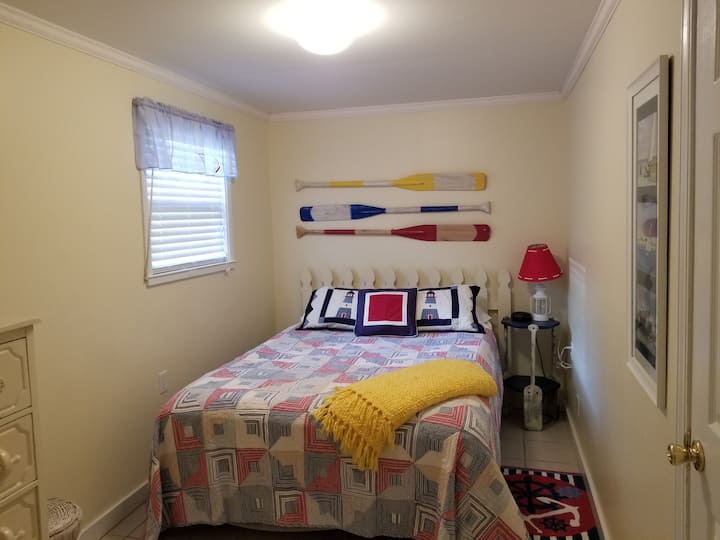 Chumba cha kulala cha pili kina kitanda cha malkia na kabati ya kujipambia pamoja na kabati ya kutembea