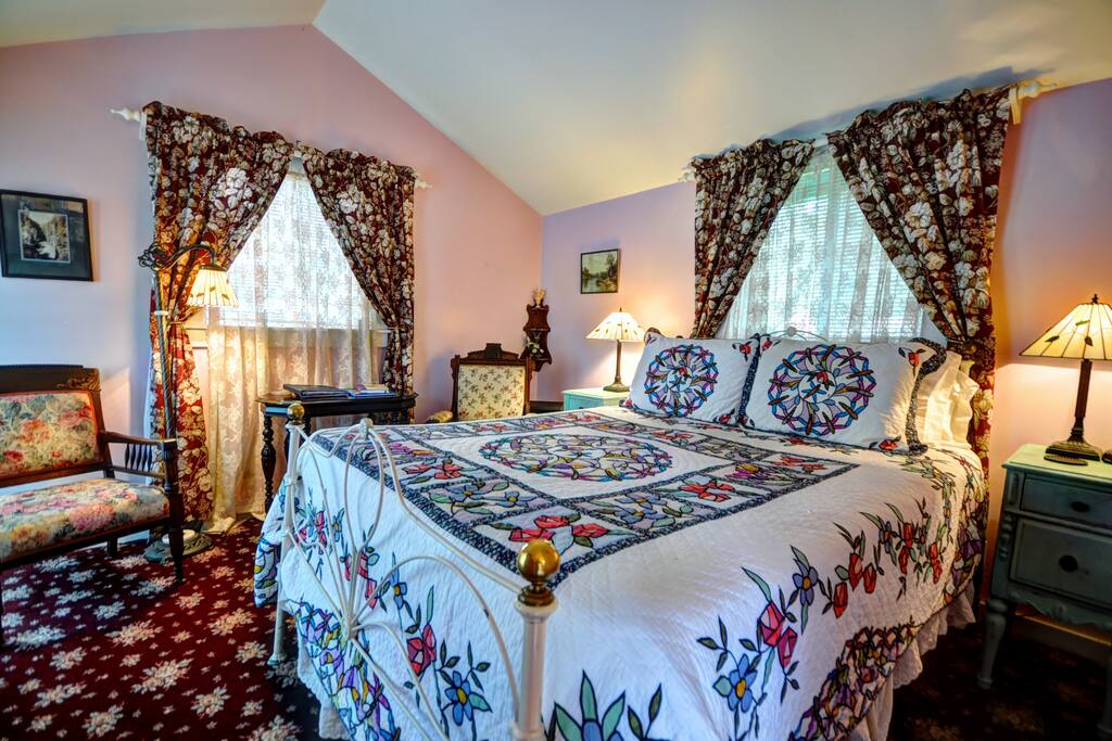 Hummingbird Cottage is a small cottage with a studio space which serves as the bedroom and sitting area. Queen bed.