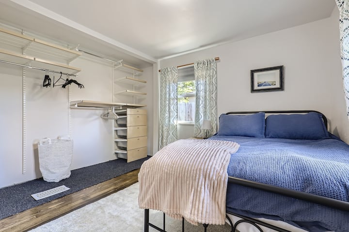 Ზემოთ საძინებელი №2 სრული ზომის საწოლით. Ინდივიდუალური საკონტეინერო მაღაზია Elfa Closet სისტემა. Შავი ჟალუზები ორივე ფანჯარაზე