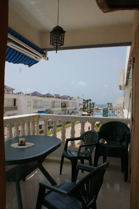 Petit déjeuner, déjeuner, dîner vue mer...