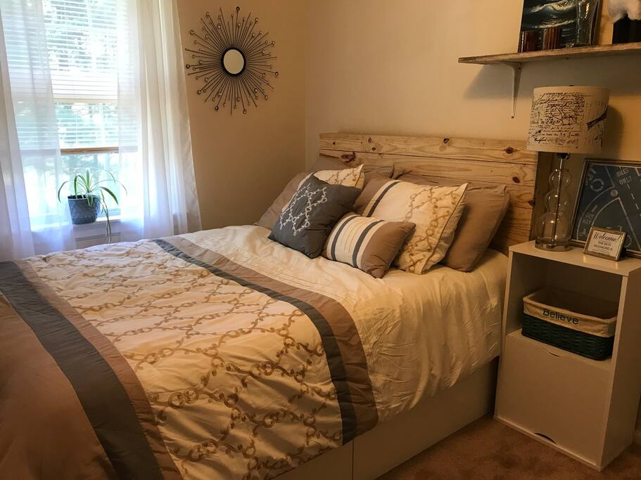 2nd bedroom with full bed, pull-out futon as needed