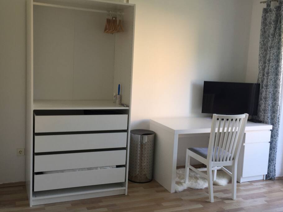 Kleiderschrank und der Schreibtisch