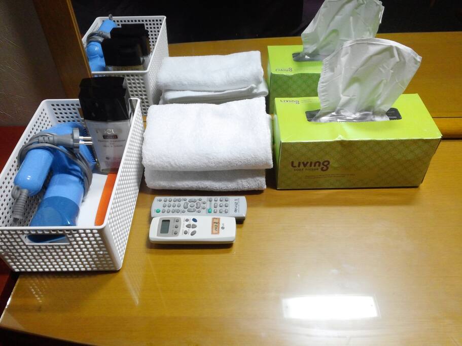 객실비품,수건,드라이기,빗,티슈,남성용화장품