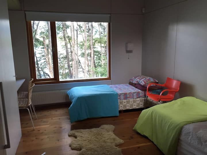 Primera habitación para dos personas con entrepiso/ First two person bedroom with lofty