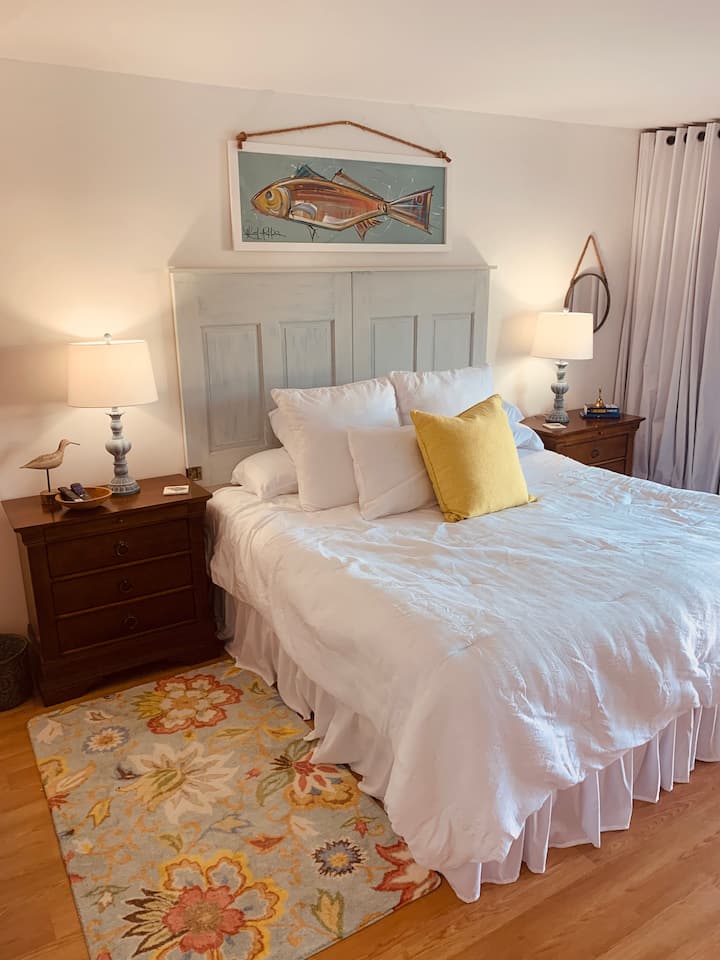 Južná spálňa, jeden z dvoch hlavných apartmánov.  Oddýchnite si v novej manželskej posteli a luxusnej posteľnej bielizni.  Pre vaše pohodlie sú k dispozícii rôzne vankúše!  43-palcový inteligentný televízor je namontovaný oproti posteli.  Užite si výhľad na vodnú cestu zo spálne.