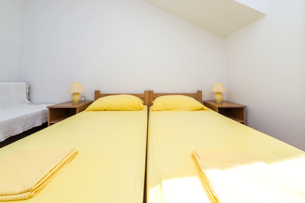 Cozy bedroom with 2 single beds and sofa/ convertible single