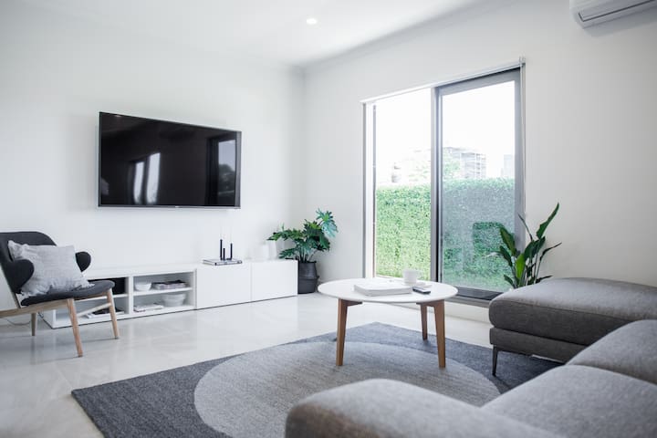 Spacious Penthouse Apartment in East Melbourne gallery image 3