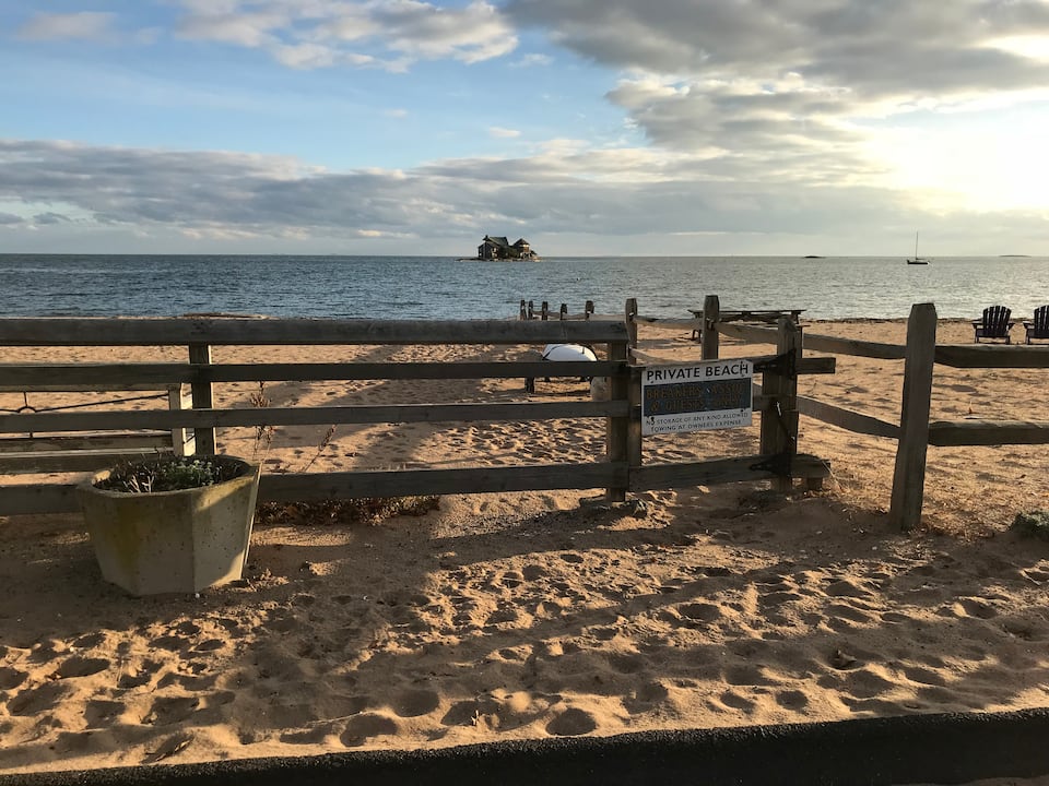 Gorgeous 3BR Beach House with Private Beach Access. — photo 1