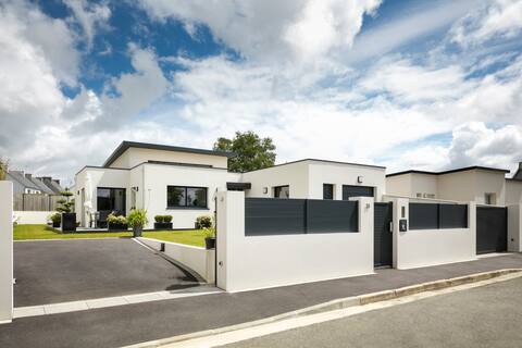 WELCOME, new house, upscale near sea