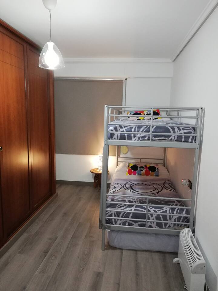 Chambre avec 90x200 lits superposés grand espace et grands placards pour un grand confort