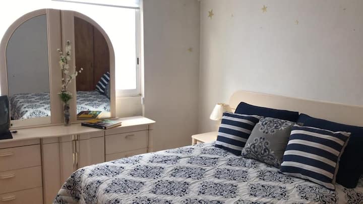 Camera da letto 1. Numero massimo per due persone. Letto matrimoniale, due nozze, due armadi.