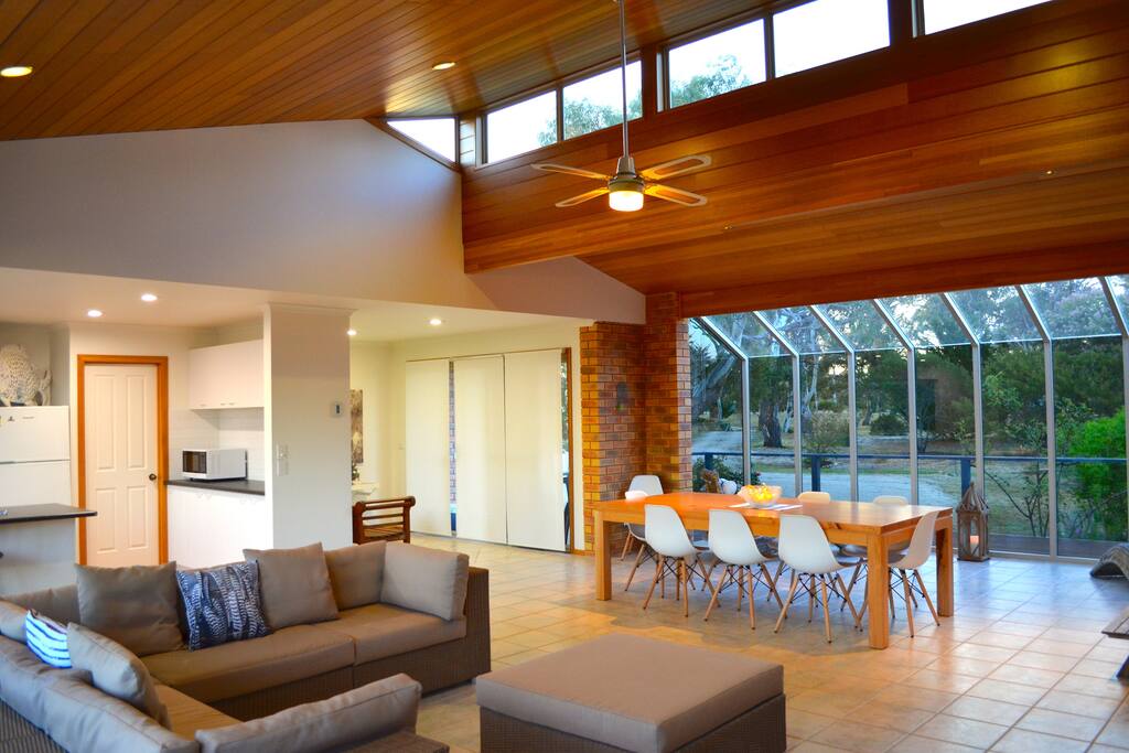Spacious living / dining room