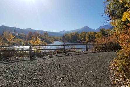 Bright, clean downtown Leavenworth apartment