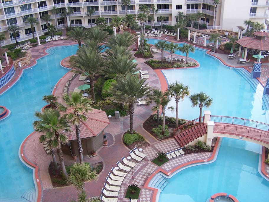 amazing resort amenities like this huge lagoon pool with 0 entry