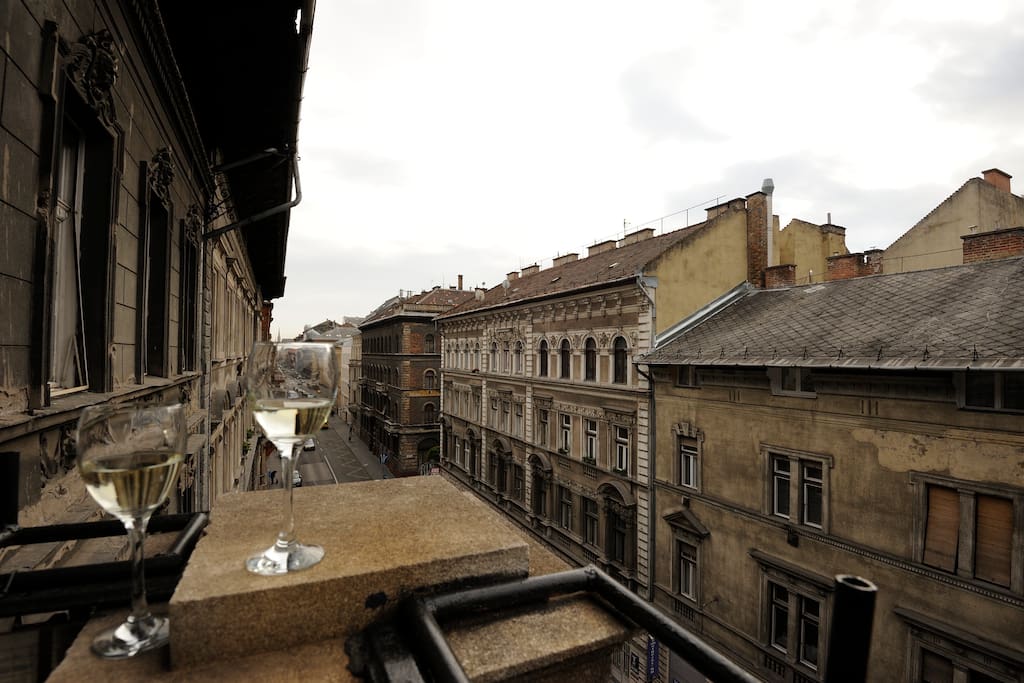 Up for a glass of wine? / Lust auf ein Glas Wein in der Innenstadt?