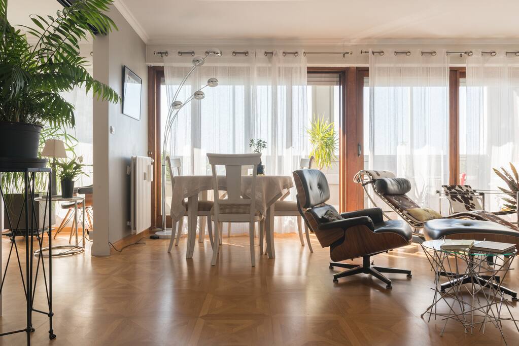 coin-repas et salon donnant sur balcon
