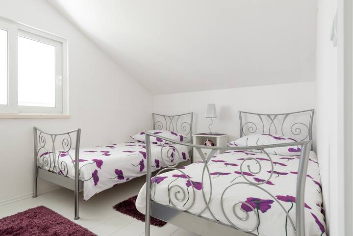 客房豪华，有两张独立的床