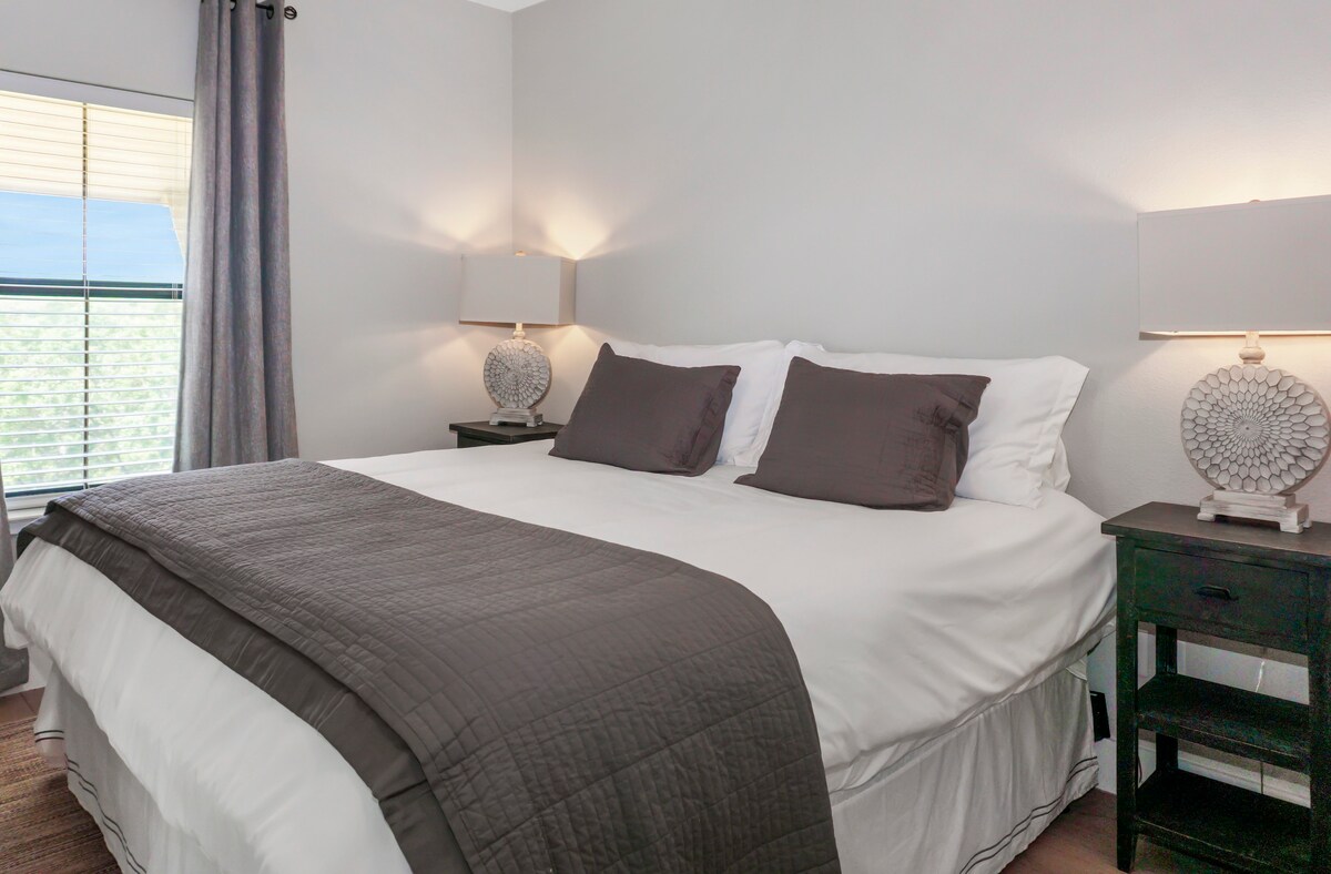 2. spálňa na poschodí s priestrannou manželskou posteľou