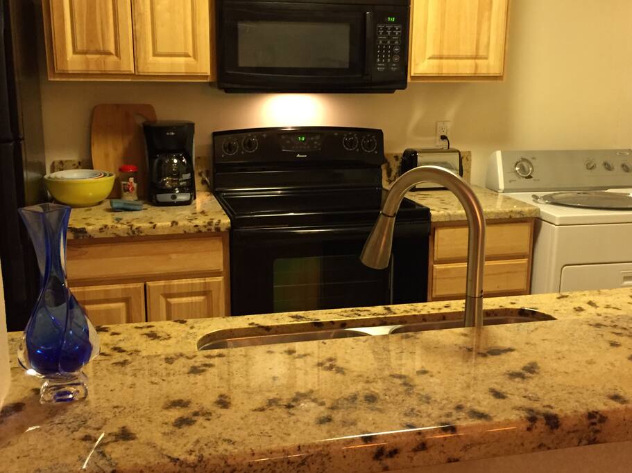 Granite counters, washer dryer