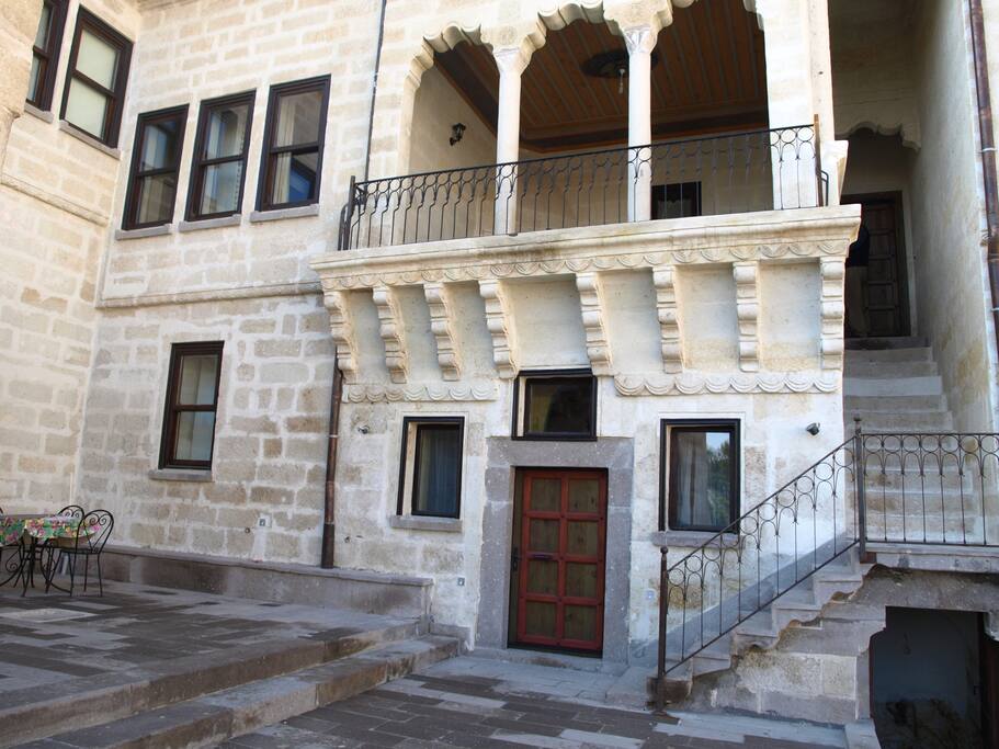 L'esterno ed il cortile della Casa del Giudice, racchiusi all'interno delle mura