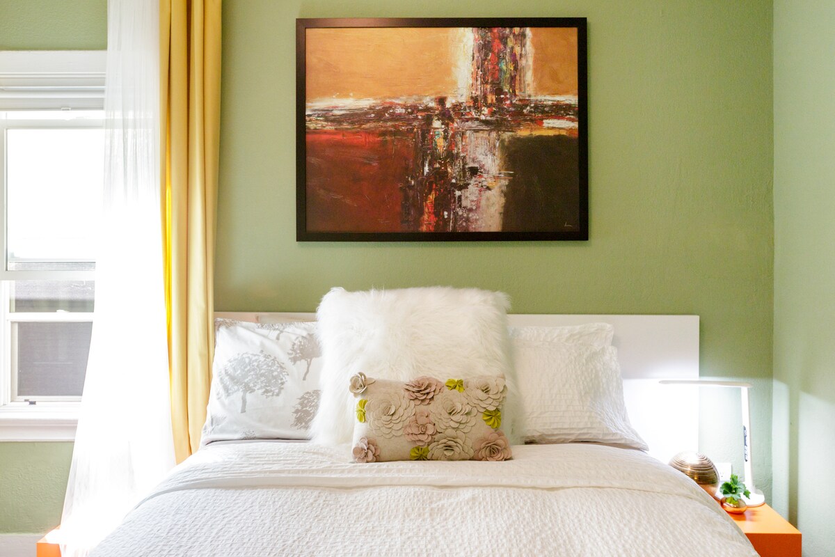 เตียงควีนไซส์ใหม่ที่สะดวกสบาย

‘เจ้าของที่พักยอดเยี่ยมที่พักยอดเยี่ยม - ย่านที่เงียบสงบสามารถนอนหลับได้ดีมากสวนสวย - การเข้าพักที่ยอดเยี่ยม !' ~ Ulrich จากเยอรมนี 2023