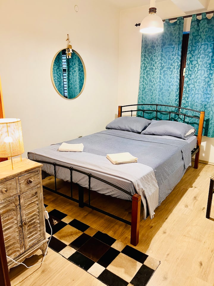 Dormitorio con cama matrimonial