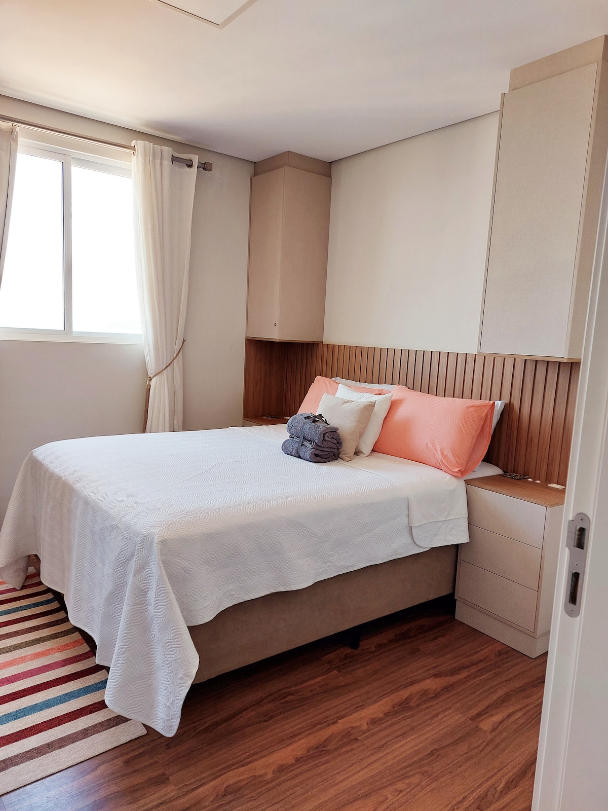 SUITE DOBLE, CAMA TAMAÑO QUEEN, AIRE ACONDICIONADO DIVIDIDO, TV, MUEBLES PLANIFICADOS.