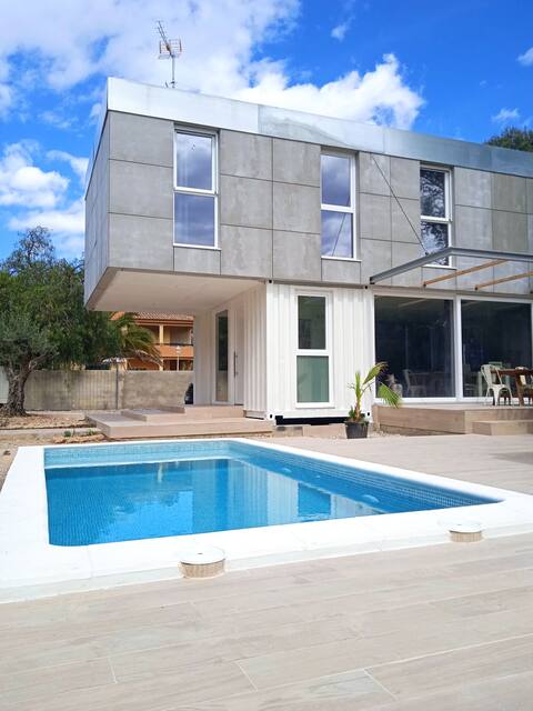 Preciosa casa con contenedores