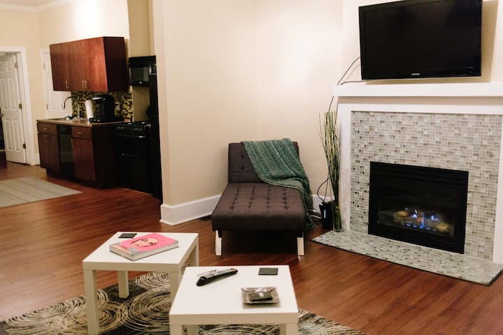 Cozy & Modern 1BD/BR Centrally Located w/Fireplace
