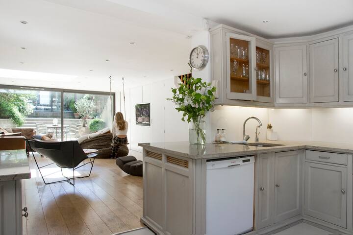 5 bedroom house next to Clapham Common gallery image 3
