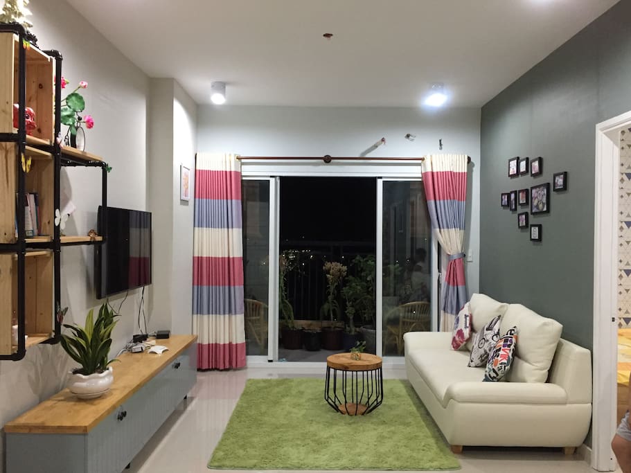 living room : cable TV, sofa, bookshelf, carpet, internet wifi free, coffee table. View Le Loi, Le Hong Phong street, Dai Liet Si,