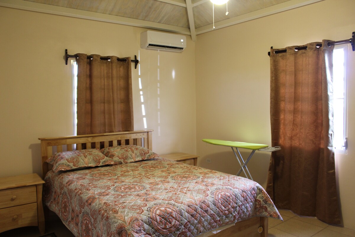 Glavna spavaća soba: bračni kreveti (širine 150-179 cm), klima-uređaj