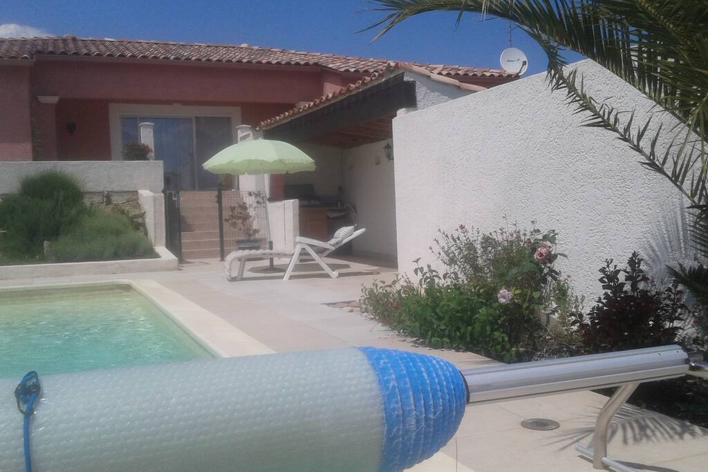 face piscine et pool house avec plancha