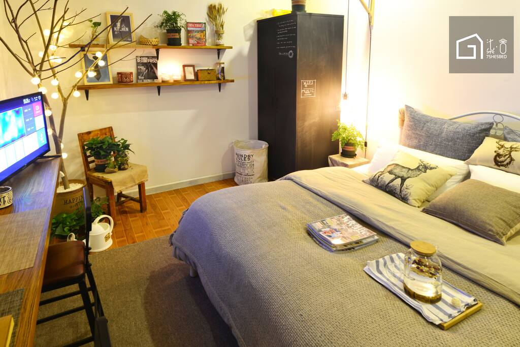 温馨的大床房哦(Queen size bed room)