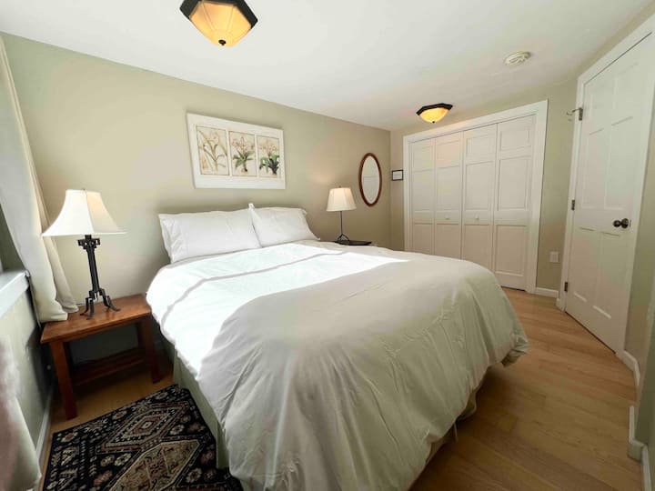 Dormitorio de 14’x9’ con colchón y boxspring Sealy Posturpedic cómodo y de calidad. 