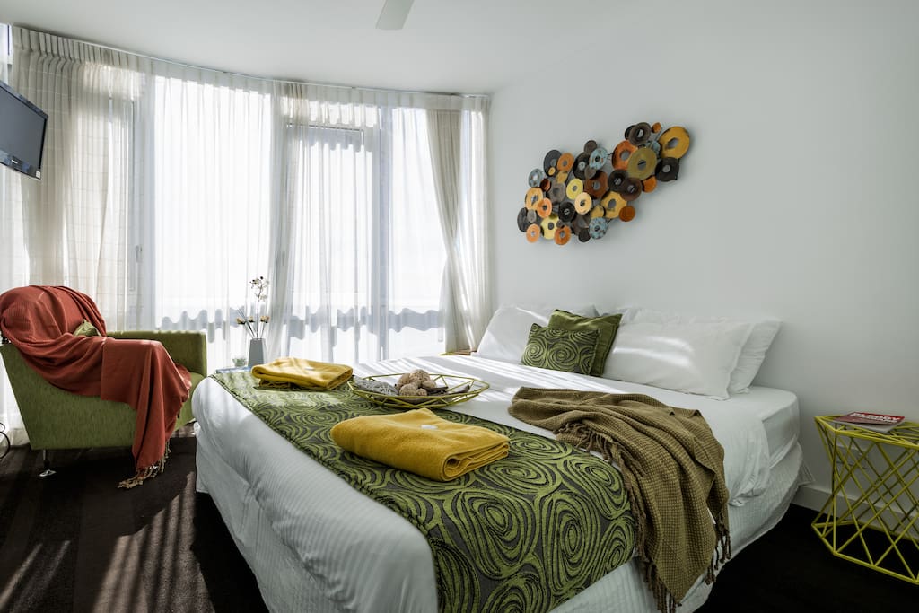 Advertise the room for two guests