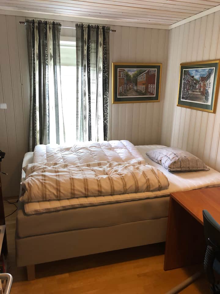 Gæsteværelse med 150x200 seng fra eventyrland. Kan laves om til to enkeltsenge på anmodning.
