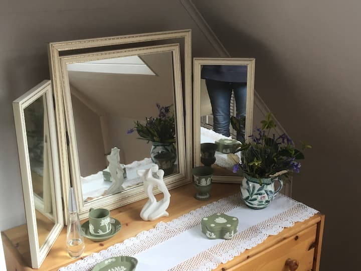 更衣室可容纳舒适的地板床垫或便携式婴儿床。不是两者兼而有之。（已提供）