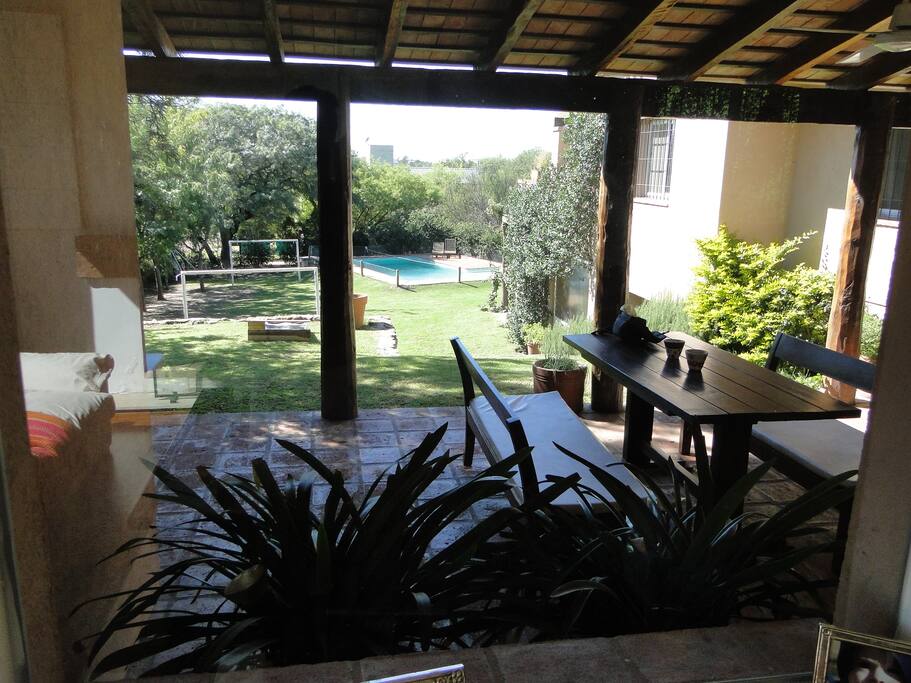 Galería con ventilador de techo, asador y una plancha lomitera a gas