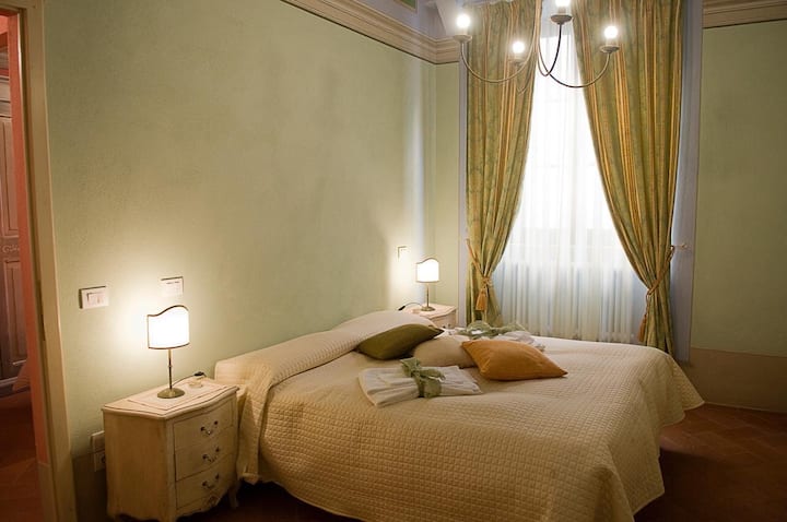 配有双人床和步入式衣橱的双人房。 宽敞明亮的地方。 俯瞰Corso Rossellino的窗户。 