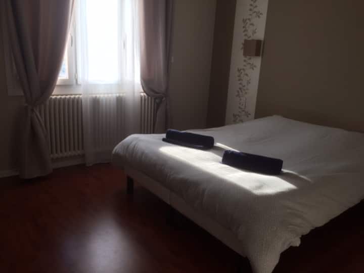 Dhomë gjumi kryesore me hyrje të drejtpërdrejtë në banjë