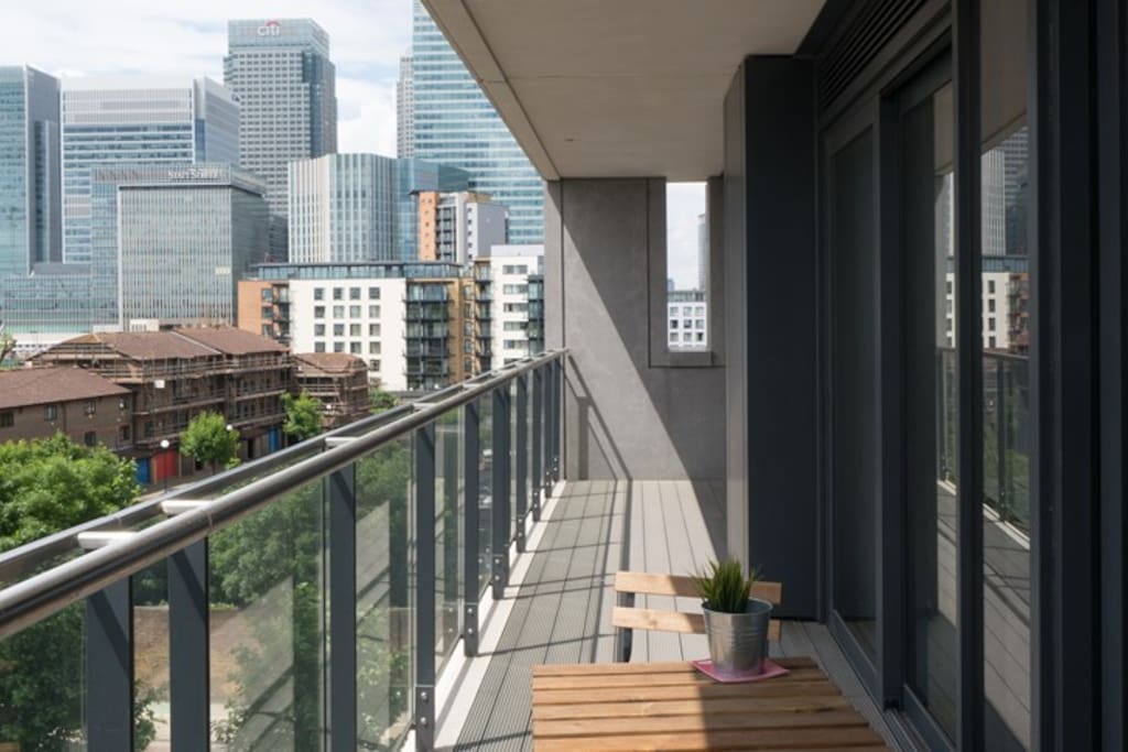 Balcony with view on Canary Wharf and Thames River