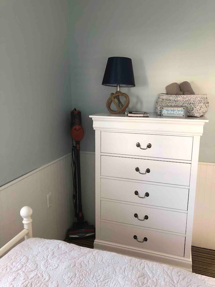 Ტანსაცმლის/სათავსოების ყველა ხის სახლში მოთავსებული კომოდები. Ზვიგენის მტვერსასრუტები შედის ყველა ხის სახლში გამოსაყენებლად. 